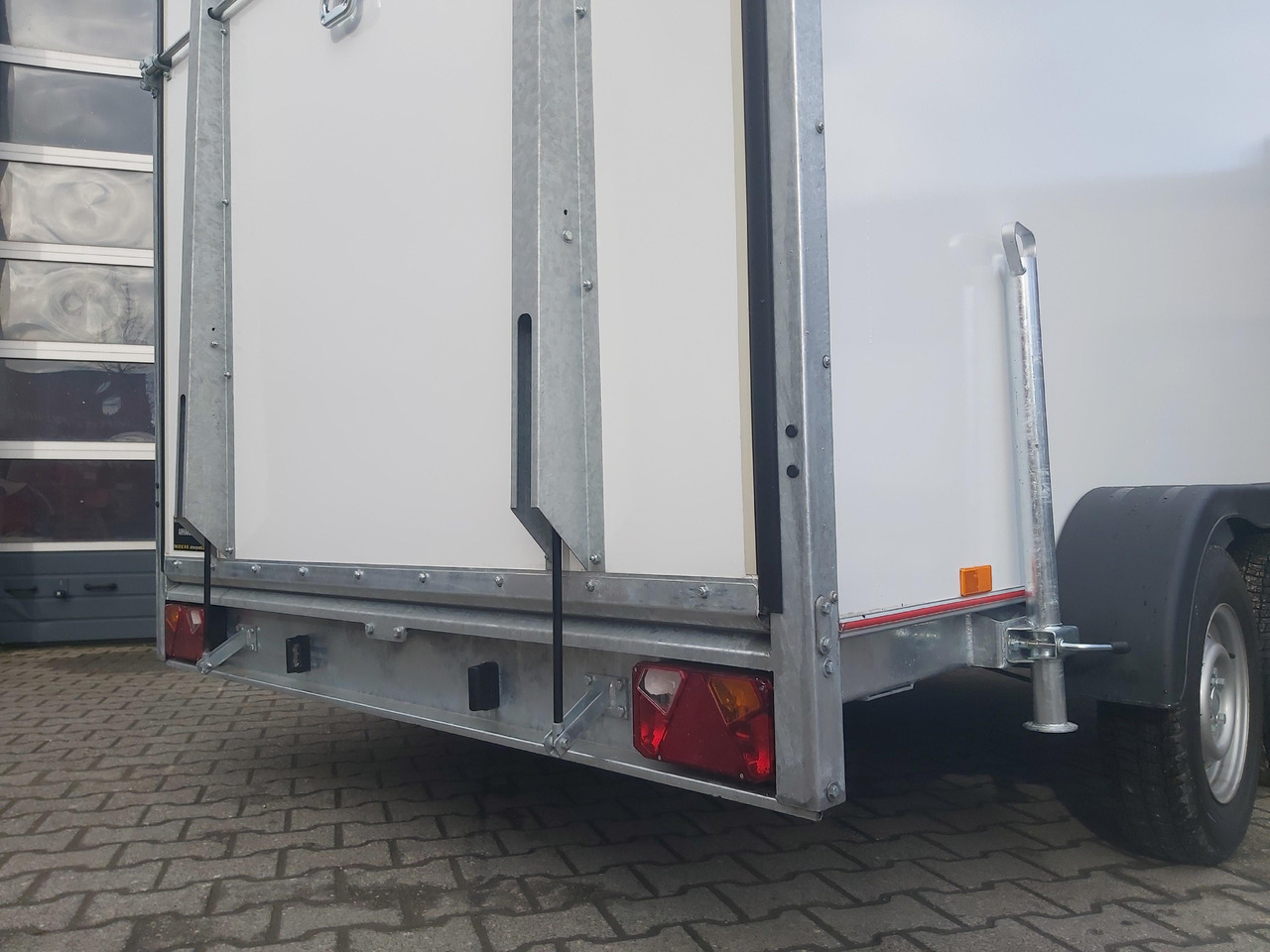 Koffer TFS 300T.01 2700 300x200x210cm aero Heckrampe Zurrsystem 100km/H 2700kg - Закритий кузов причіп: фото 4 Koffer TFS 300T.01 2700 300x200x210cm aero Heckrampe Zurrsystem 100km/H 2700kg - Закритий кузов причіп: фото 4