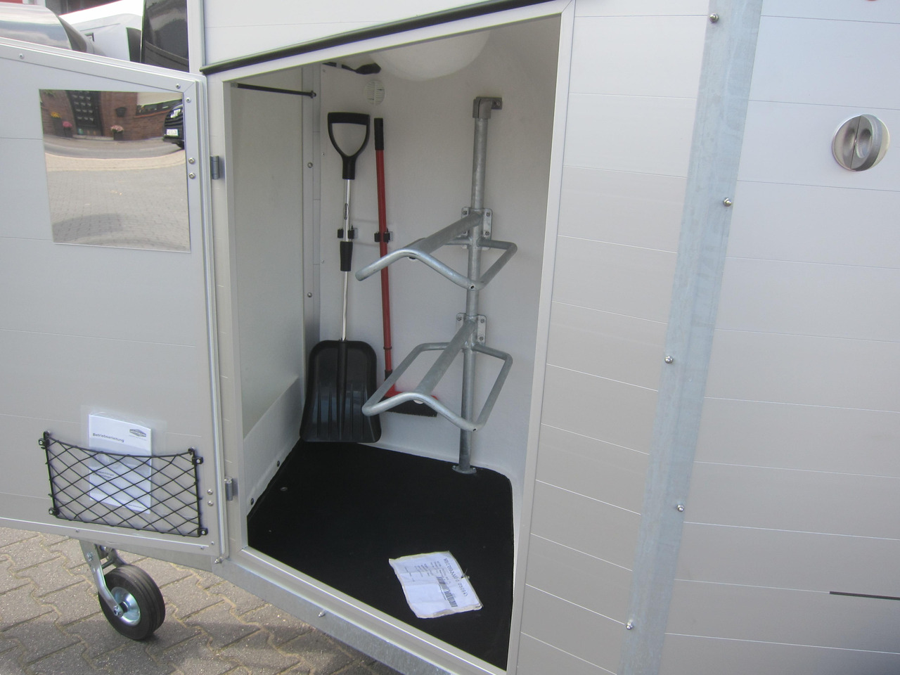 Pferdeanhänger Böckmann Champion R 165 Western Sattelkammer blackline 2400kg CFF 100 km/H Modell 22 - Причіп коневоз: фото 3 Pferdeanhänger Böckmann Champion R 165 Western Sattelkammer blackline 2400kg CFF 100 km/H Modell 22 - Причіп коневоз: фото 3