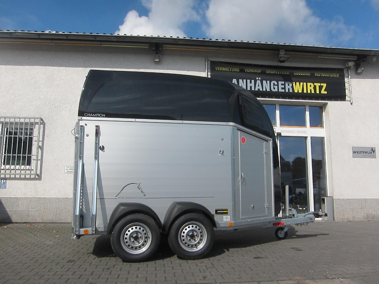 Pferdeanhänger Böckmann Champion R Sattelkammer blackline 2400kg CFF+ 100 km/H Modell 25 - Причіп коневоз: фото 4 Pferdeanhänger Böckmann Champion R Sattelkammer blackline 2400kg CFF+ 100 km/H Modell 25 - Причіп коневоз: фото 4