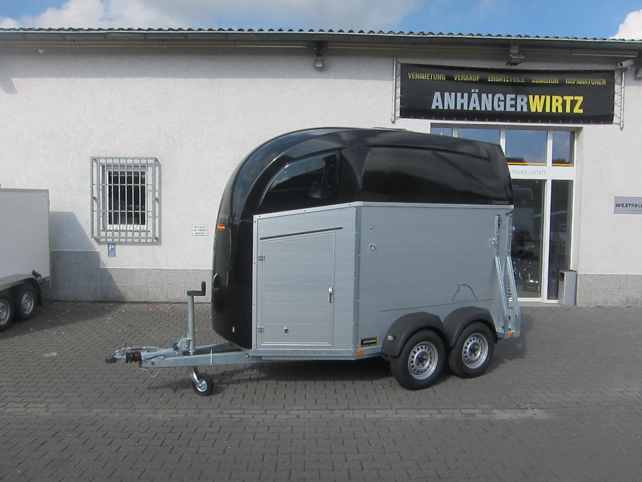 Pferdeanhänger Böckmann Champion R Sattelkammer blackline 2400kg CFF+ 100 km/H Modell 25 - Причіп коневоз: фото 1 Pferdeanhänger Böckmann Champion R Sattelkammer blackline 2400kg CFF+ 100 km/H Modell 25 - Причіп коневоз: фото 1