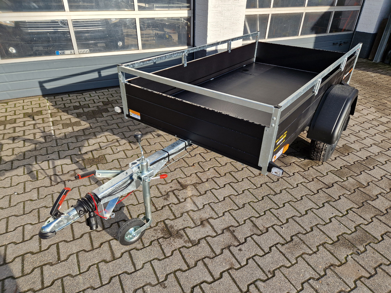 Saris Anhänger DV135 McAlu Pro MP 255x133x43cm blackline (S) 1350kg black deal Aktion - Причеп для легкових автомобілів: фото 1 Saris Anhänger DV135 McAlu Pro MP 255x133x43cm blackline (S) 1350kg black deal Aktion - Причеп для легкових автомобілів: фото 1