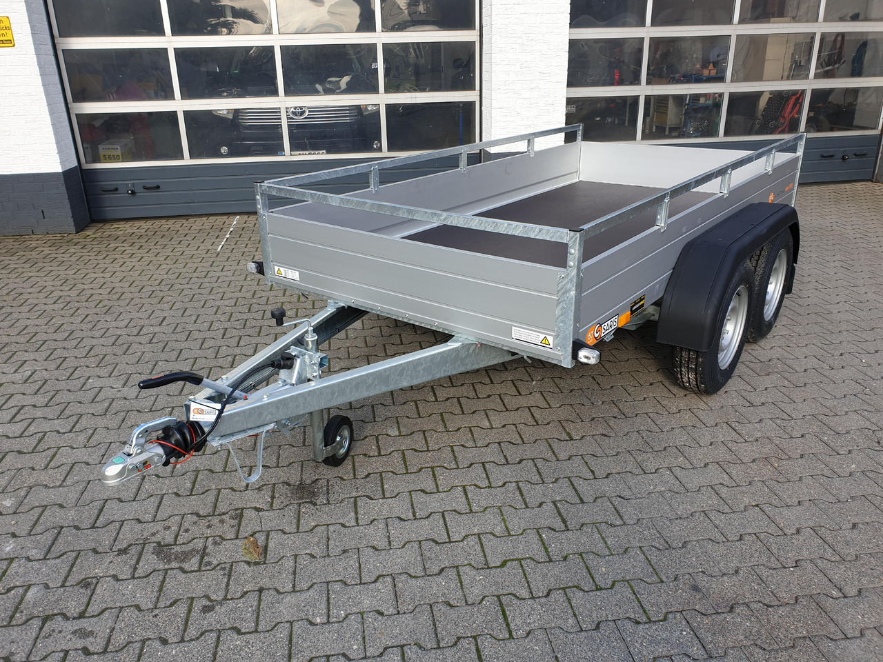 Saris Anhänger FW2700 McAlu Pro 305x153x45cm (M) 2700kg Winter online Aktion - Бортовий причіп/ Платформа: фото 1 Saris Anhänger FW2700 McAlu Pro 305x153x45cm (M) 2700kg Winter online Aktion - Бортовий причіп/ Платформа: фото 1