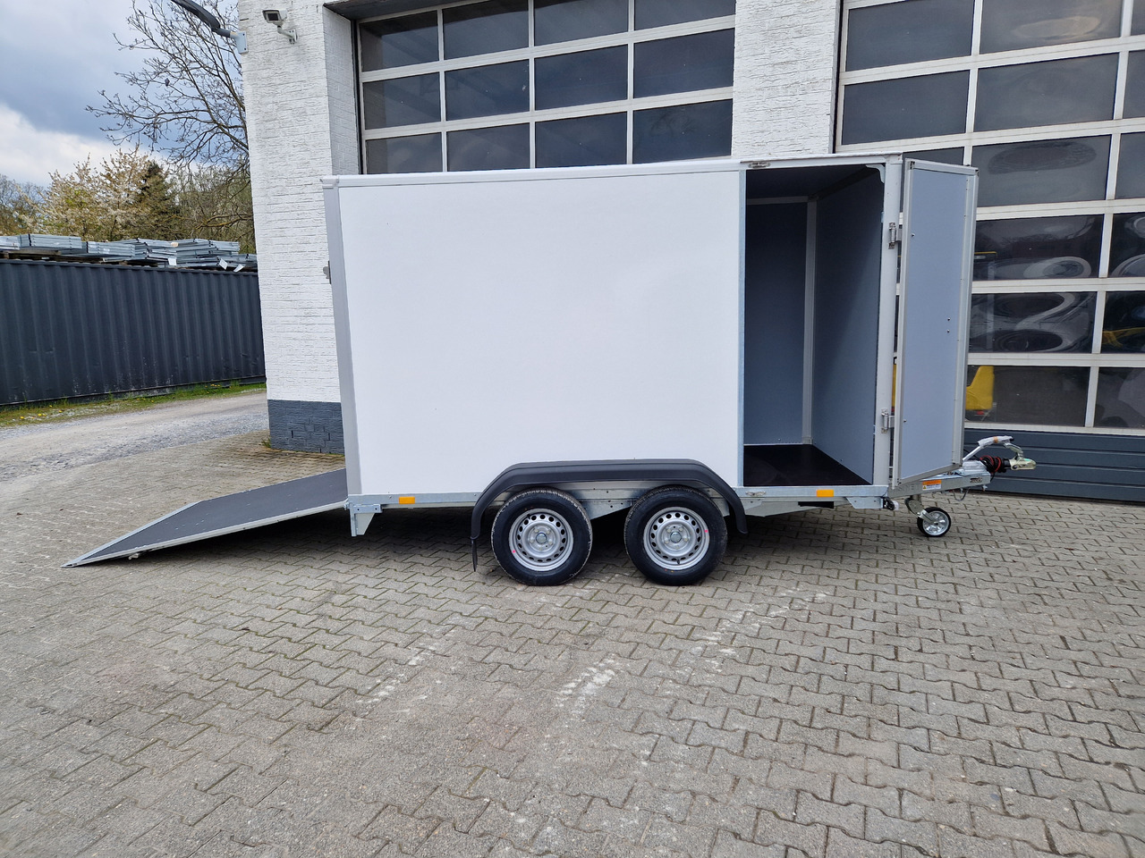 Saris Koffer GO 306 154 180 2000 2 306x154x180cm GFK weiss Seitentür Auffahrklappe (M) 2000kg 2023 - Закритий кузов причіп: фото 2 Saris Koffer GO 306 154 180 2000 2 306x154x180cm GFK weiss Seitentür Auffahrklappe (M) 2000kg 2023 - Закритий кузов причіп: фото 2