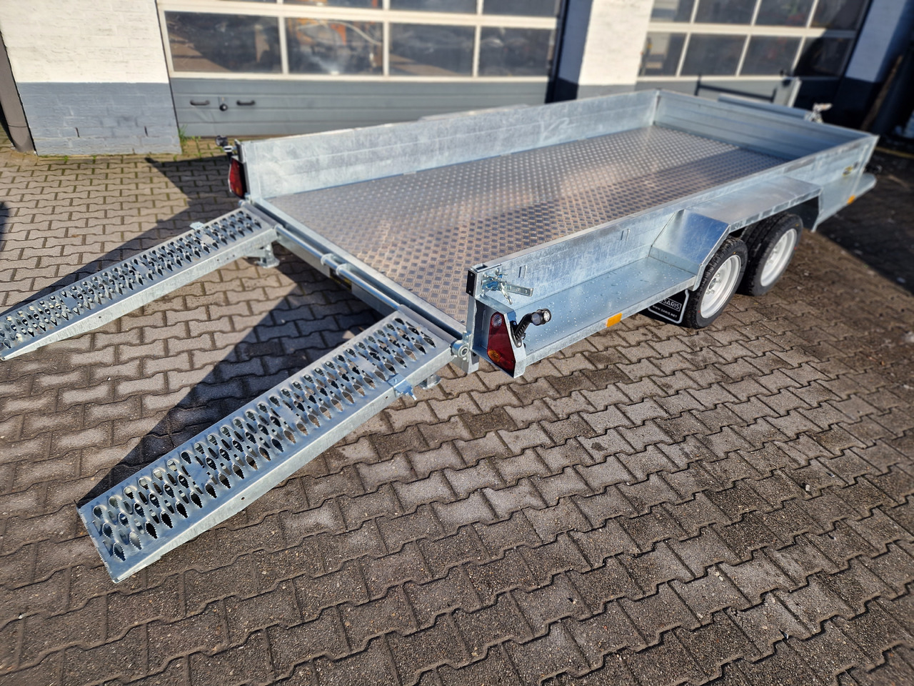 Saris Magnum MAXX 3500 406x182x30cm force one Rampen Schaufelablage 100km/H 3500kg Januar Aktion - Причіп для перевезення спецтехніки: фото 1 Saris Magnum MAXX 3500 406x182x30cm force one Rampen Schaufelablage 100km/H 3500kg Januar Aktion - Причіп для перевезення спецтехніки: фото 1