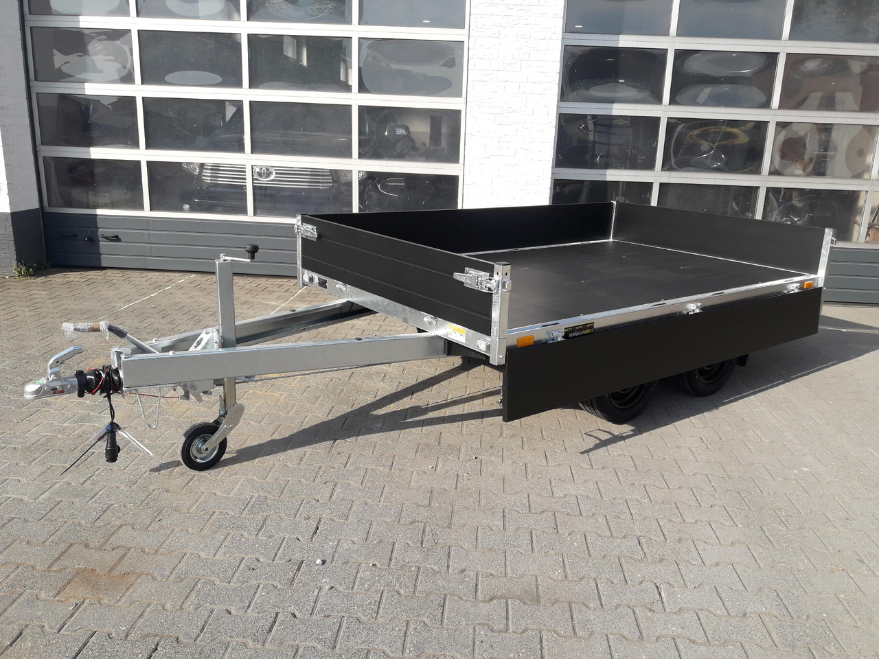 Saris PL276 170 2000 2 276x170x30cm black Edition LED Beleuchtung 13" (S) 2000kg - Бортовий причіп/ Платформа: фото 2 Saris PL276 170 2000 2 276x170x30cm black Edition LED Beleuchtung 13" (S) 2000kg - Бортовий причіп/ Платформа: фото 2