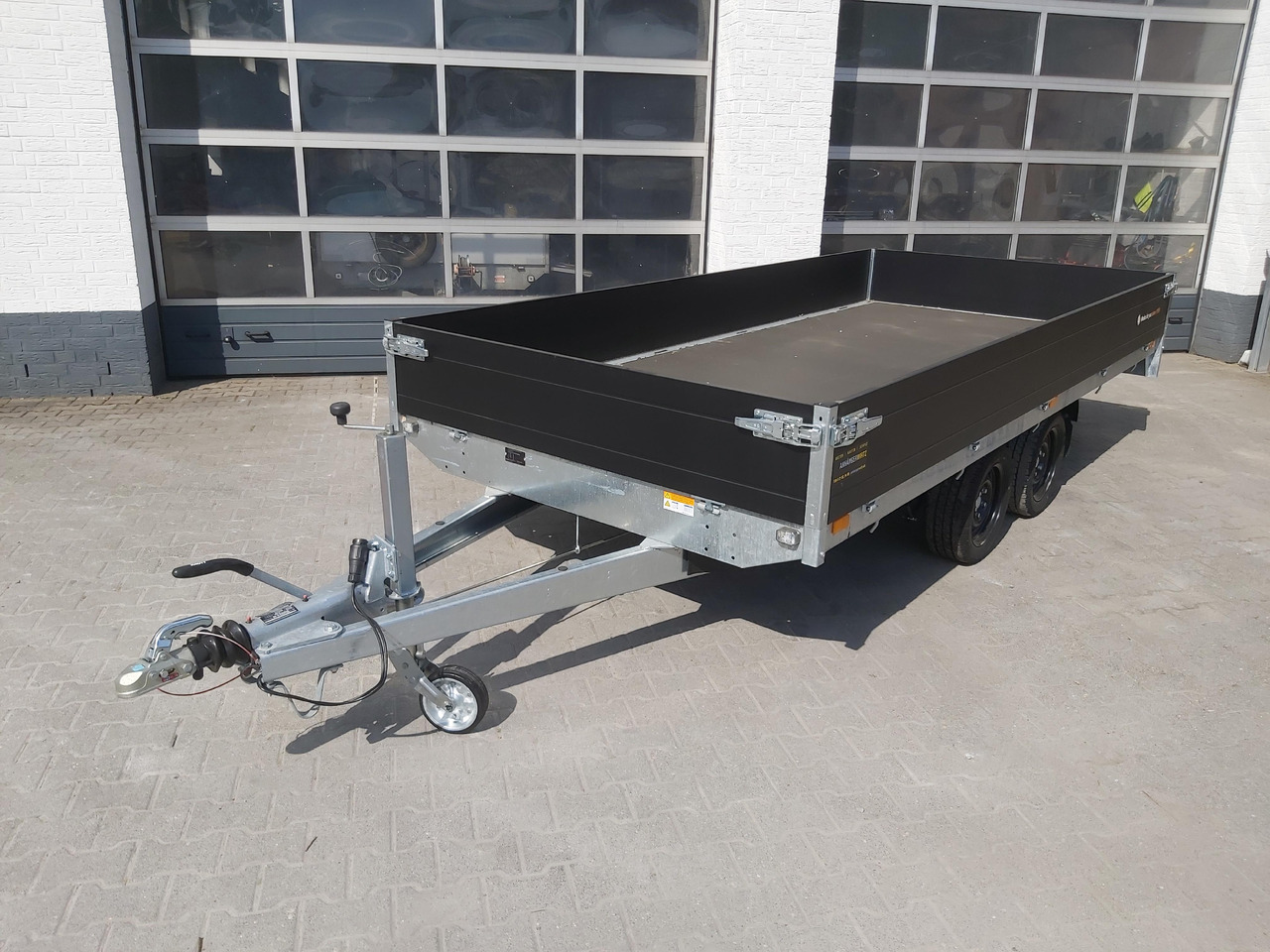 Saris PL406 184 2700 2 406x184x35cm black Edition LED Beleuchtung 13" (XL) 2700kg - Бортовий причіп/ Платформа: фото 1 Saris PL406 184 2700 2 406x184x35cm black Edition LED Beleuchtung 13" (XL) 2700kg - Бортовий причіп/ Платформа: фото 1