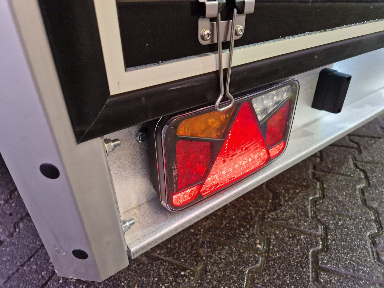 Закритий кузов причіп Variant 2517 C4 Edition black 346x168x188cm Alufelgen 2500kg 100 km/H: фото 8 Закритий кузов причіп Variant 2517 C4 Edition black 346x168x188cm Alufelgen 2500kg 100 km/H: фото 8