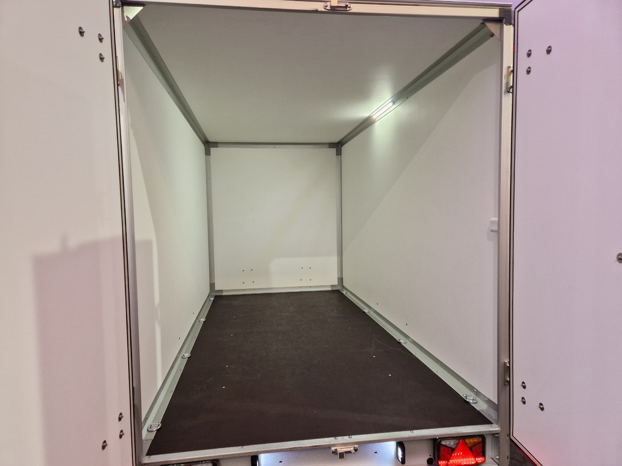 Закритий кузов причіп Variant 2517 C4 Edition black 346x168x188cm Alufelgen 2500kg 100 km/H: фото 6 Закритий кузов причіп Variant 2517 C4 Edition black 346x168x188cm Alufelgen 2500kg 100 km/H: фото 6