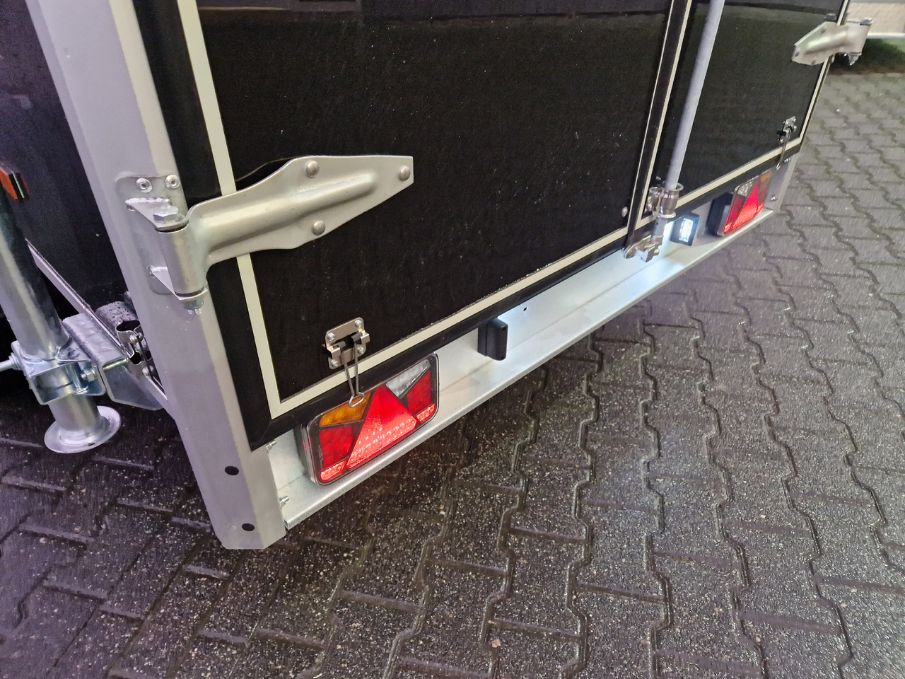 Закритий кузов причіп Variant 2517 C4 Edition black 346x168x188cm Alufelgen 2500kg 100 km/H: фото 7 Закритий кузов причіп Variant 2517 C4 Edition black 346x168x188cm Alufelgen 2500kg 100 km/H: фото 7