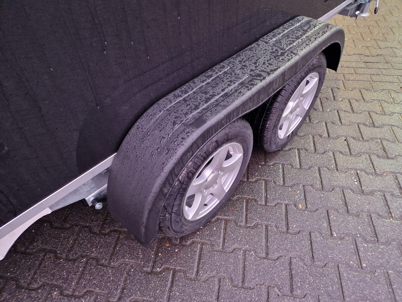 Закритий кузов причіп Variant 2517 C4 Edition black 346x168x188cm Alufelgen 2500kg 100 km/H: фото 9 Закритий кузов причіп Variant 2517 C4 Edition black 346x168x188cm Alufelgen 2500kg 100 km/H: фото 9