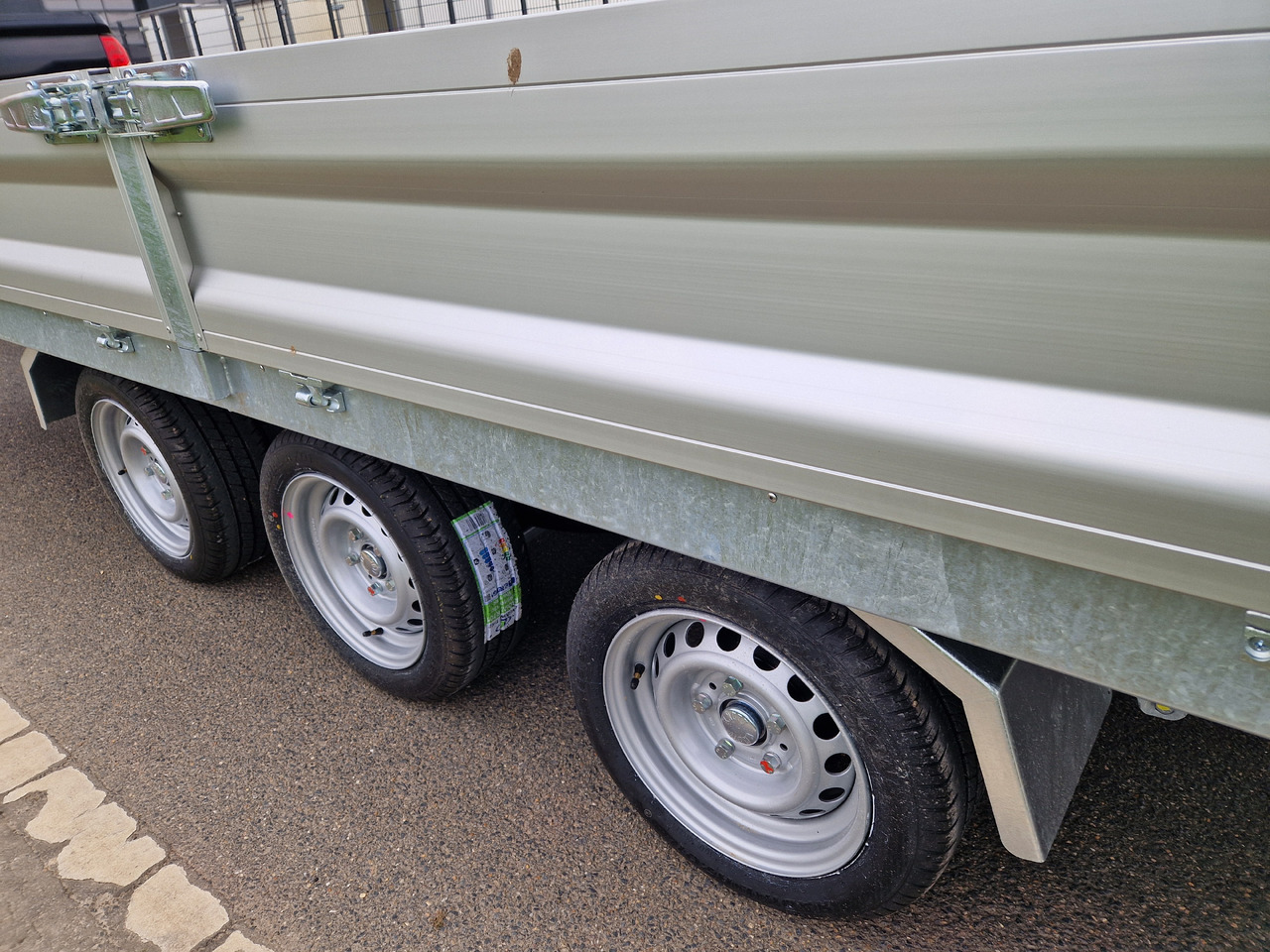 Самоскид причіп Variant Maschinentransporter 3553 UX Maxi Load LED Tridem Parabelfeder 3500kg Modell 2024: фото 6
