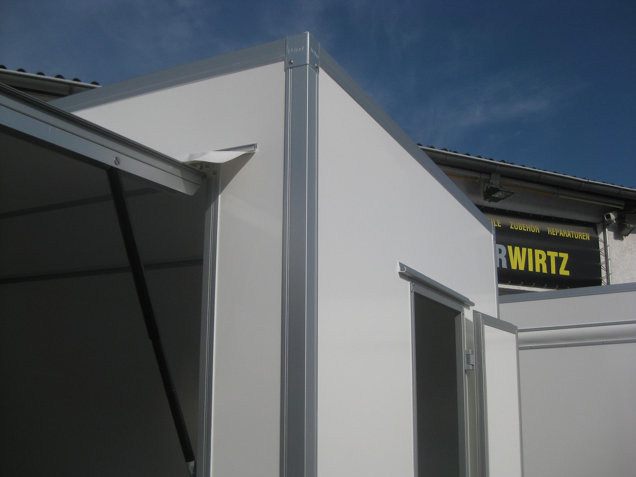 Verkaufsanhänger VKE 1337/206 370cm 2 Verkaufsklappen Tür vorn Multi Leerwagen (L) 1300 kg - Торговий причіп: фото 1 Verkaufsanhänger VKE 1337/206 370cm 2 Verkaufsklappen Tür vorn Multi Leerwagen (L) 1300 kg - Торговий причіп: фото 1