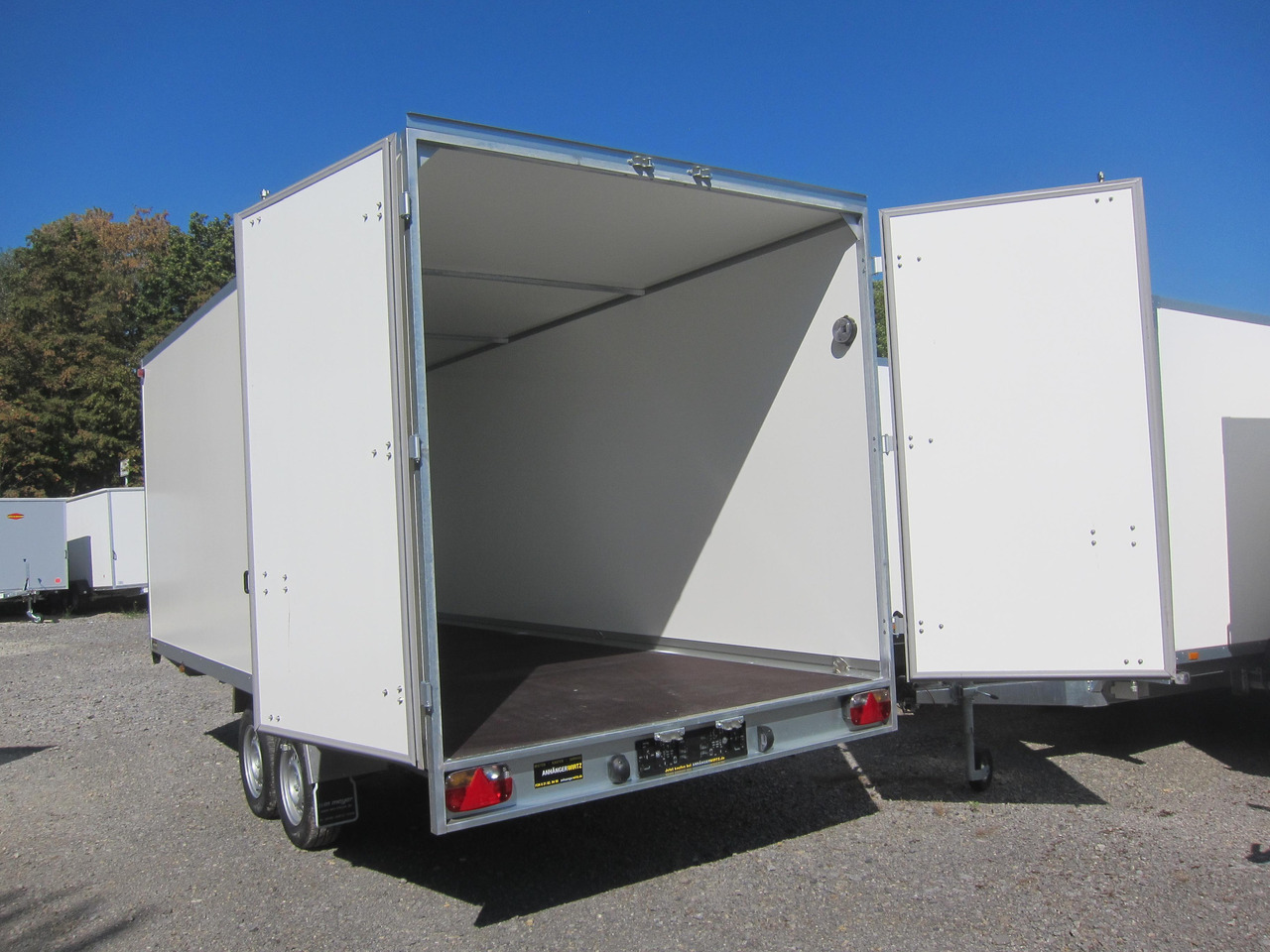 WM Meyer Kofferanhänger AZHLC 2750/210 S40 501x210x205cm (XXL) 2700kg - Закритий кузов причіп: фото 4 WM Meyer Kofferanhänger AZHLC 2750/210 S40 501x210x205cm (XXL) 2700kg - Закритий кузов причіп: фото 4