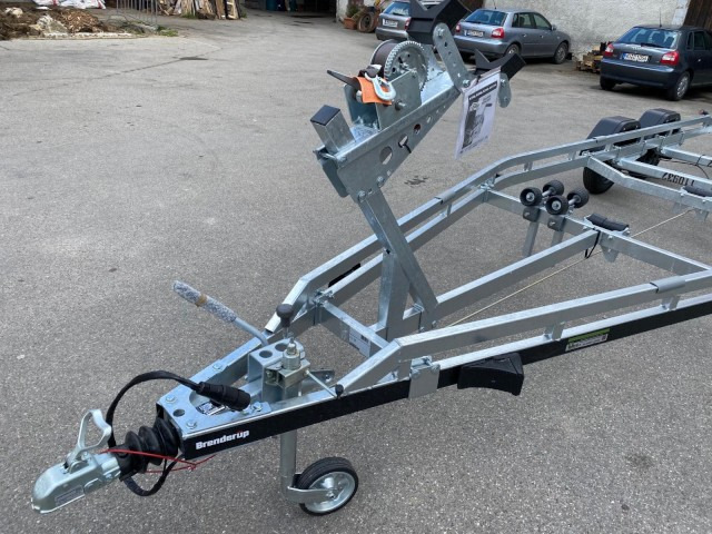Brenderup Premium Bootsanhänger 242000TB SR mit Superrollen, 2,0 to. 7,2m/ 24 Fuß - Причіп для човна: фото 2 Brenderup Premium Bootsanhänger 242000TB SR mit Superrollen, 2,0 to. 7,2m/ 24 Fuß - Причіп для човна: фото 2