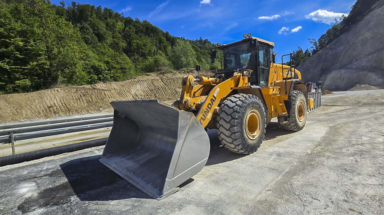 HYUNDAI HL970 - Колісний навантажувач: фото 1 HYUNDAI HL970 - Колісний навантажувач: фото 1