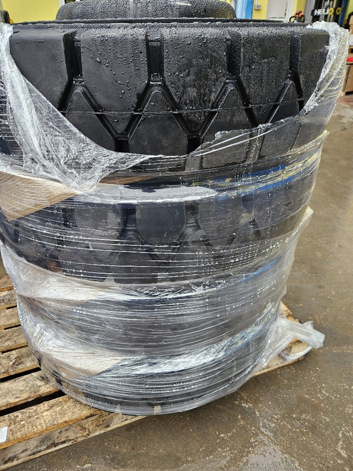 SOLID tires - Колесо в категорії Колісні екскаватори: фото 3 SOLID tires - Колесо в категорії Колісні екскаватори: фото 3