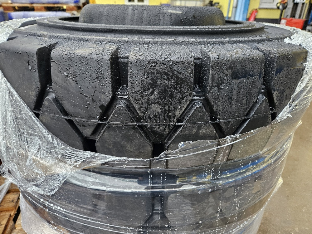 SOLID tires - Колесо в категорії Колісні екскаватори: фото 2 SOLID tires - Колесо в категорії Колісні екскаватори: фото 2