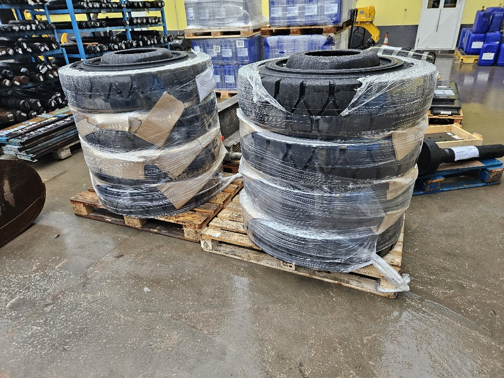SOLID tires - Колесо в категорії Колісні екскаватори: фото 1 SOLID tires - Колесо в категорії Колісні екскаватори: фото 1