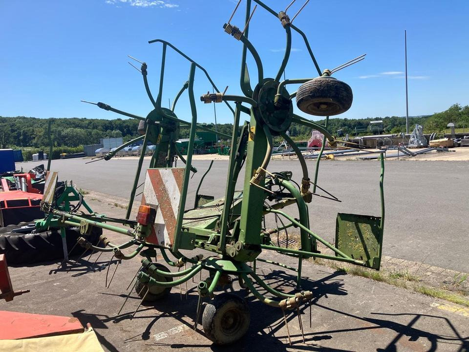 Krone KW 5.50 Wender, Heuer, Zetter hydr. Grenzstreueinrichtung - Сіноворушилка: фото 3 Krone KW 5.50 Wender, Heuer, Zetter hydr. Grenzstreueinrichtung - Сіноворушилка: фото 3