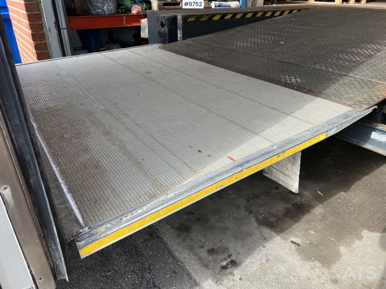 Volkswagen Crafter with tail lift - Фургон з закритим кузовом: фото 5 Volkswagen Crafter with tail lift - Фургон з закритим кузовом: фото 5