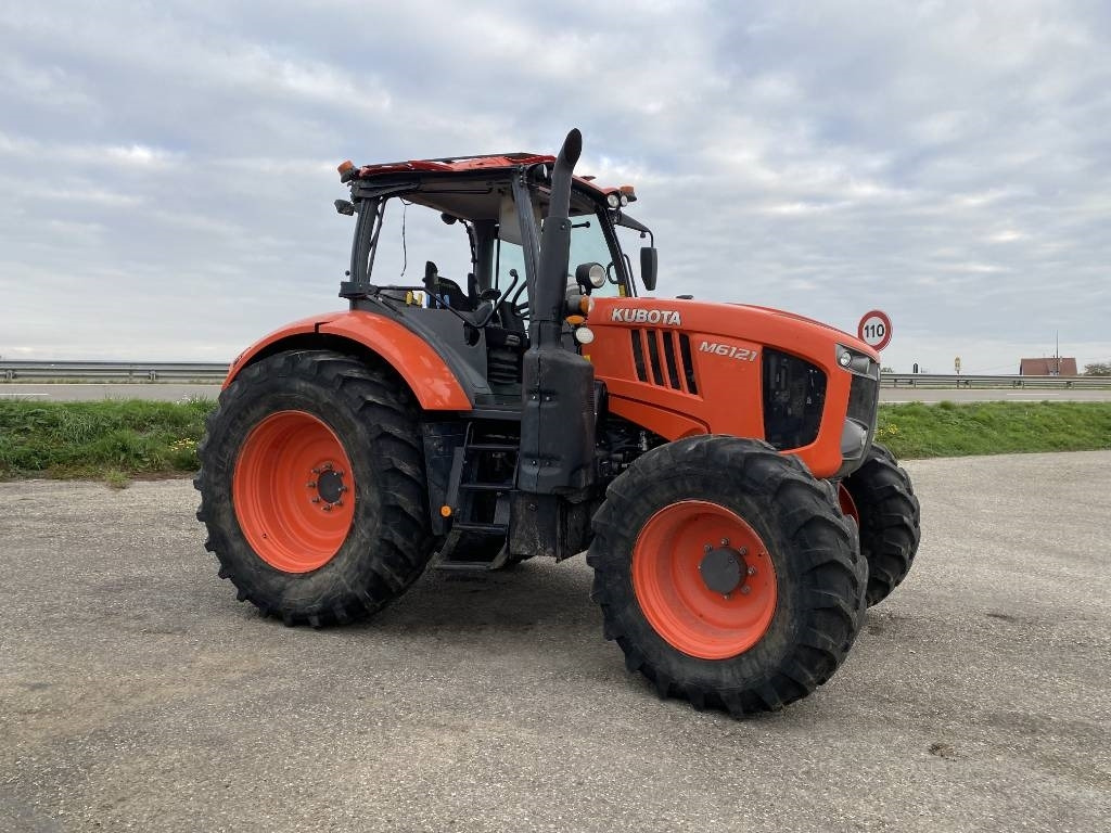Kubota M6121 Carte Grise Française endommagé - Трактор: фото 3 Kubota M6121 Carte Grise Française endommagé - Трактор: фото 3