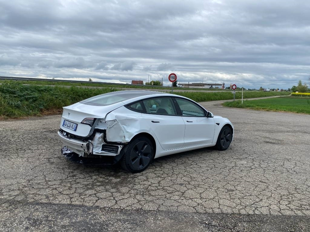 Tesla MODEL 3 5YJ3 - Rwd-Carte Grise Française endommagé - Легковий автомобіль: фото 4 Tesla MODEL 3 5YJ3 - Rwd-Carte Grise Française endommagé - Легковий автомобіль: фото 4