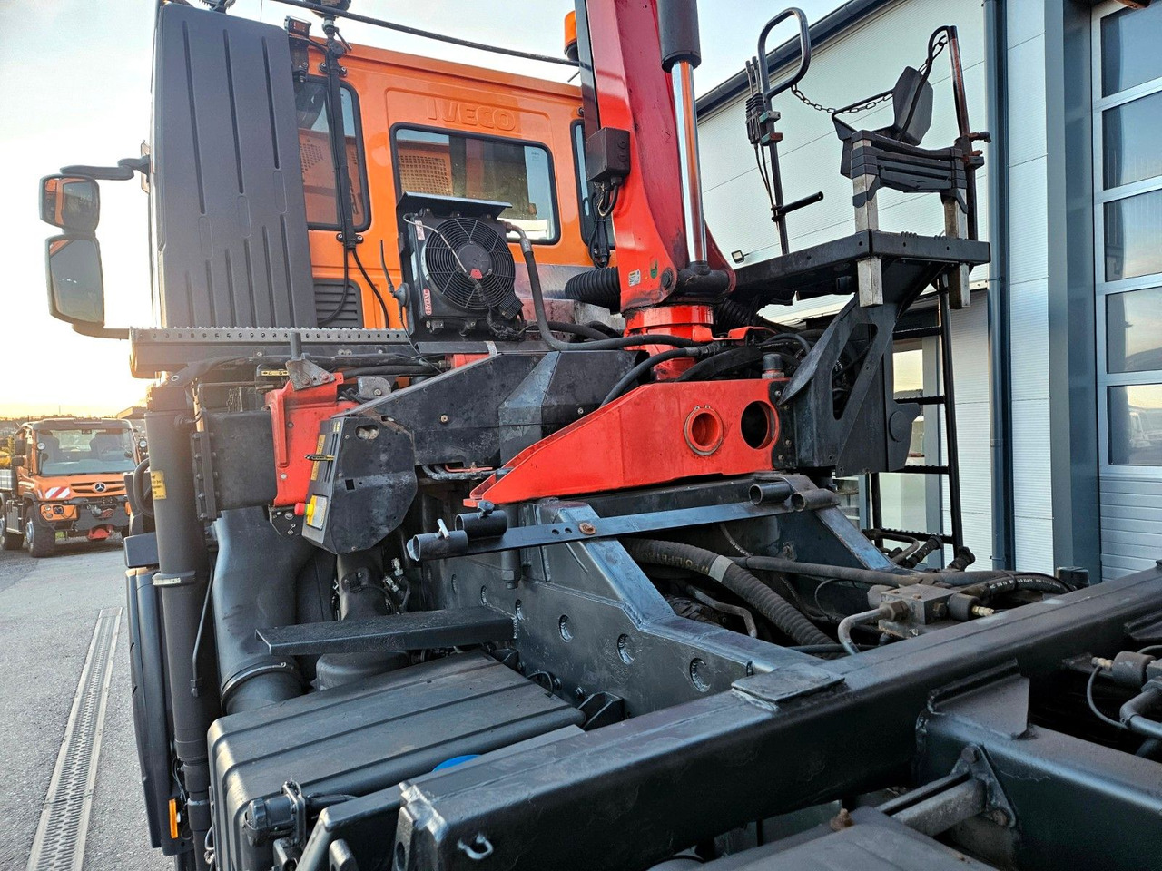 Самоскид вантажівка, Вантажівка з маніпулятором Iveco Trakker 410 6x4-4 EEV Palfinger PK12502 Funk: фото 6