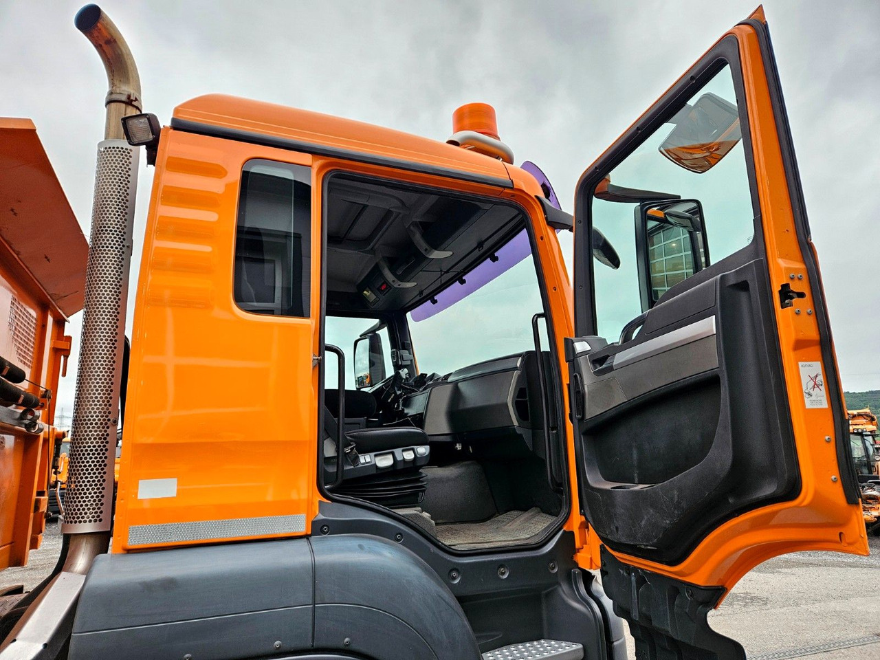Самоскид вантажівка, Вантажівка з маніпулятором MAN TGS 28.360 6x4-4 HIAB 144E-4 Kran Euro5: фото 22