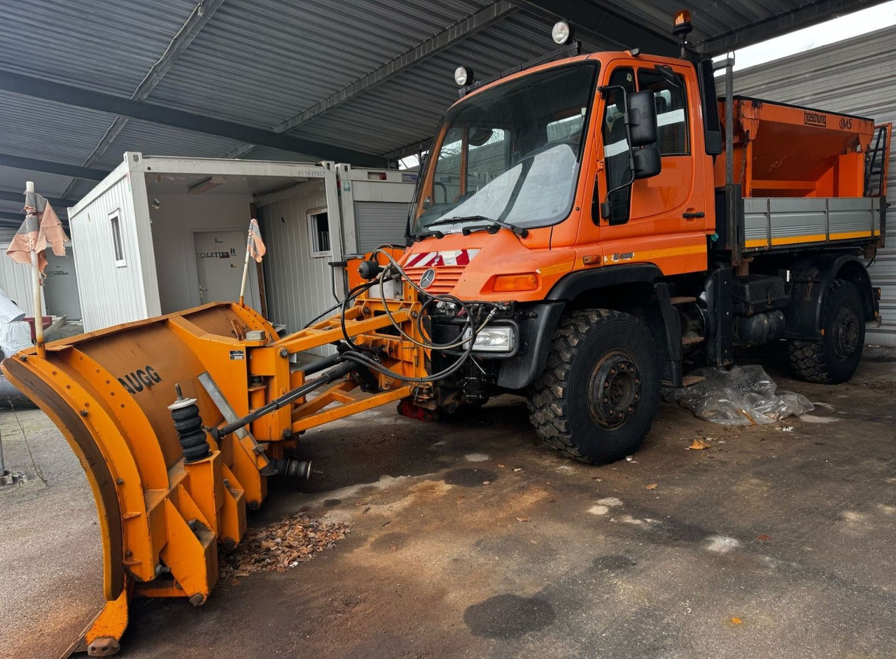 Unimog U400 4x4, Winterdienst, Schild+Streuer - Вантажівка: фото 1 Unimog U400 4x4, Winterdienst, Schild+Streuer - Вантажівка: фото 1