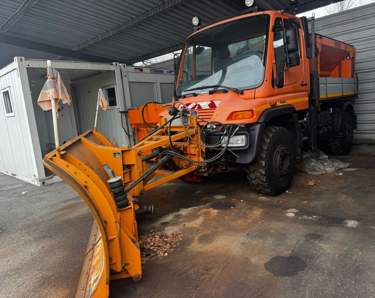 Unimog U400 4x4, Winterdienst, Schild+Streuer - Вантажівка: фото 2 Unimog U400 4x4, Winterdienst, Schild+Streuer - Вантажівка: фото 2