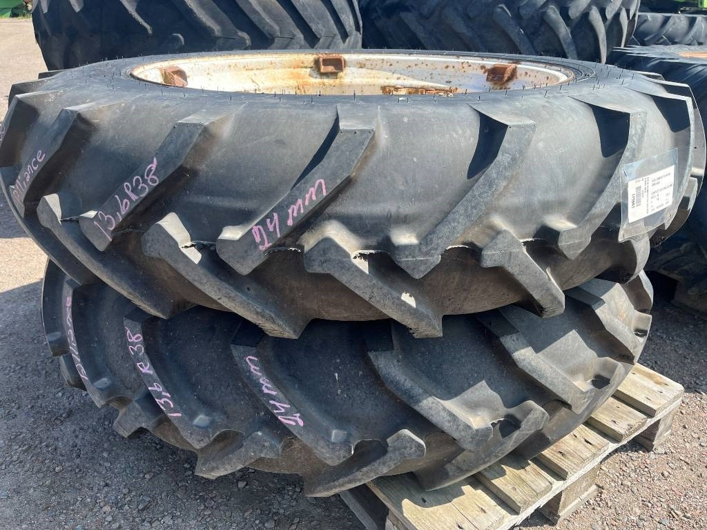 Alliance 13,6-38 Däck På Ford fälg - Шина в категорії Сільськогосподарська техніка: фото 1 Alliance 13,6-38 Däck På Ford fälg - Шина в категорії Сільськогосподарська техніка: фото 1