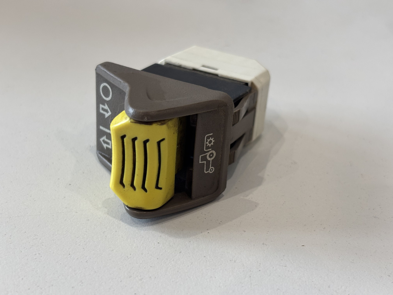 John Deere 6M 6R 6xxx Przełącznik Sterowania tylnym WOM AL218836 - Електрична система в категорії Сільськогосподарська техніка: фото 1 John Deere 6M 6R 6xxx Przełącznik Sterowania tylnym WOM AL218836 - Електрична система в категорії Сільськогосподарська техніка: фото 1