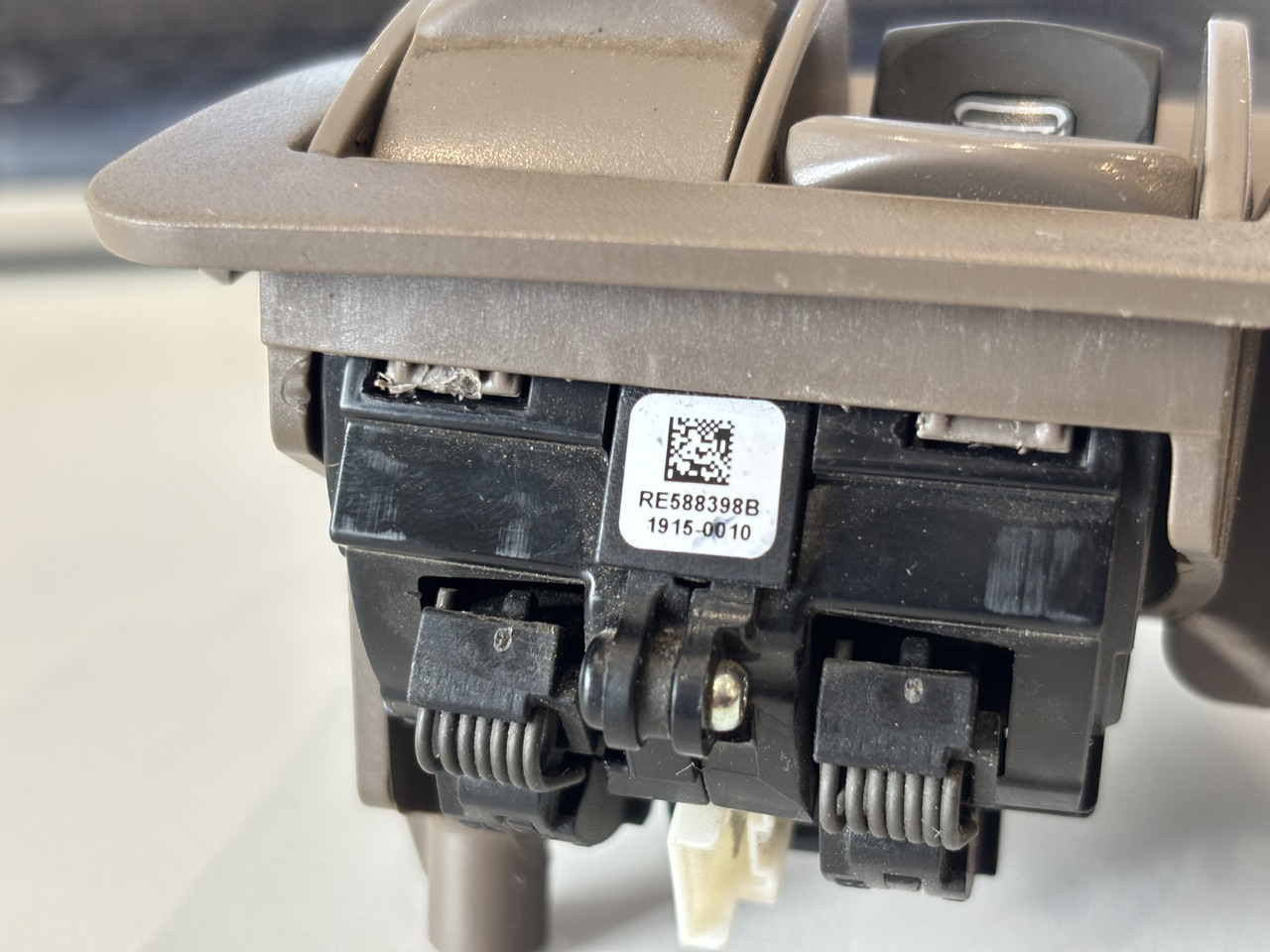 John Deere 6R 7M 6xxx 7xxx 8xxx 9xxx Lewy Moduł Sterujący Przełącznik RE588399 - Електрична система в категорії Сільськогосподарська техніка: фото 5 John Deere 6R 7M 6xxx 7xxx 8xxx 9xxx Lewy Moduł Sterujący Przełącznik RE588399 - Електрична система в категорії Сільськогосподарська техніка: фото 5