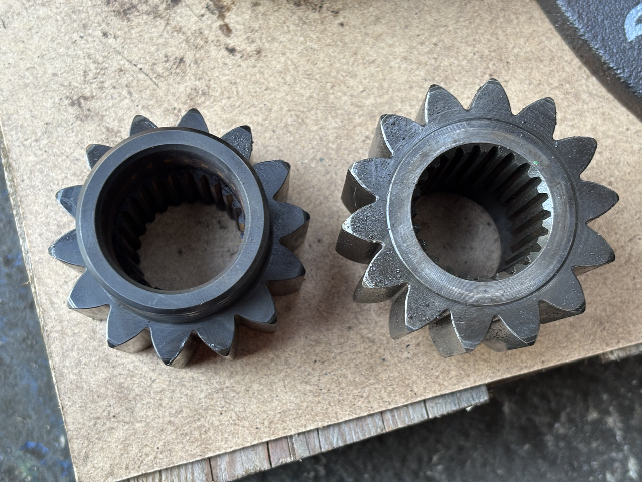 John Deere 7RXXX 7R330 7R 330 Wałek Zębaty Koło Zębate R542093 - Коробка передач та запчастини в категорії Сільськогосподарська техніка: фото 2 John Deere 7RXXX 7R330 7R 330 Wałek Zębaty Koło Zębate R542093 - Коробка передач та запчастини в категорії Сільськогосподарська техніка: фото 2