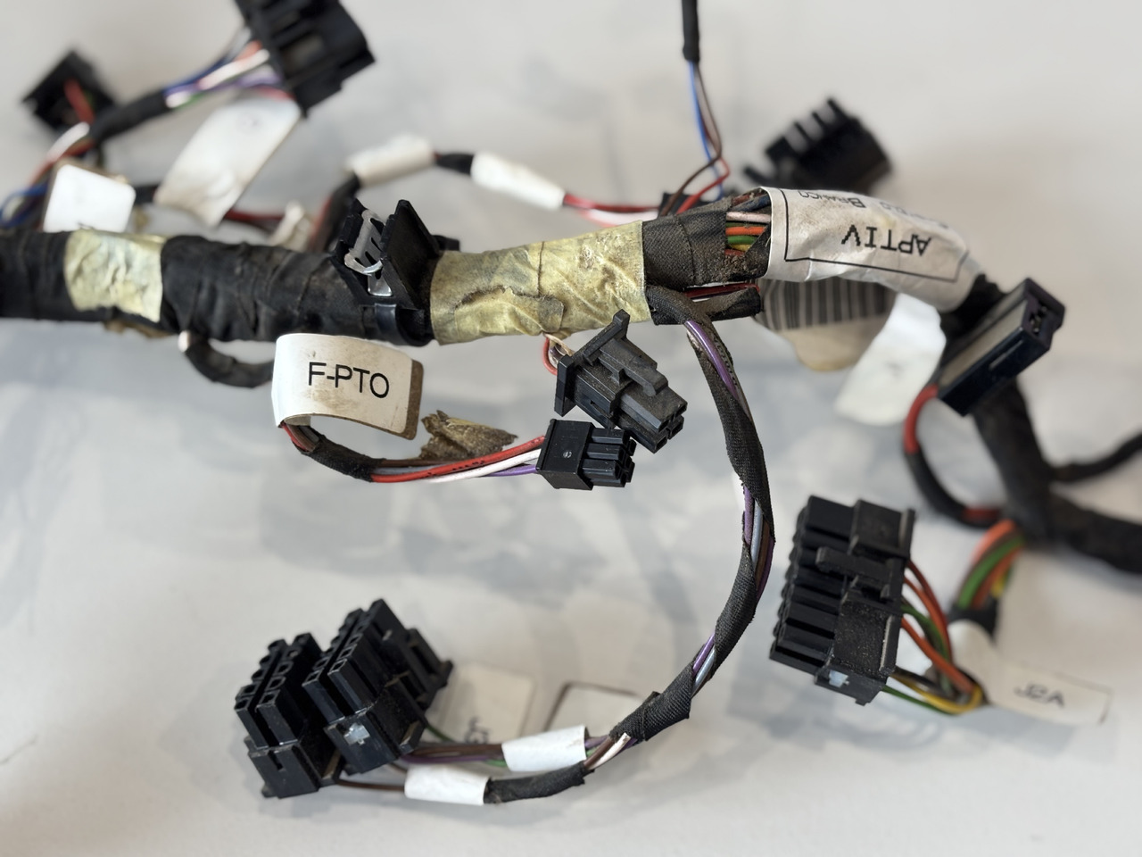 John Deere Wiązka Elektronika Kabli Podłokietnika NGOI MFTC AL222738 - Кабелі/ Дроти в категорії Сільськогосподарська техніка: фото 3 John Deere Wiązka Elektronika Kabli Podłokietnika NGOI MFTC AL222738 - Кабелі/ Дроти в категорії Сільськогосподарська техніка: фото 3