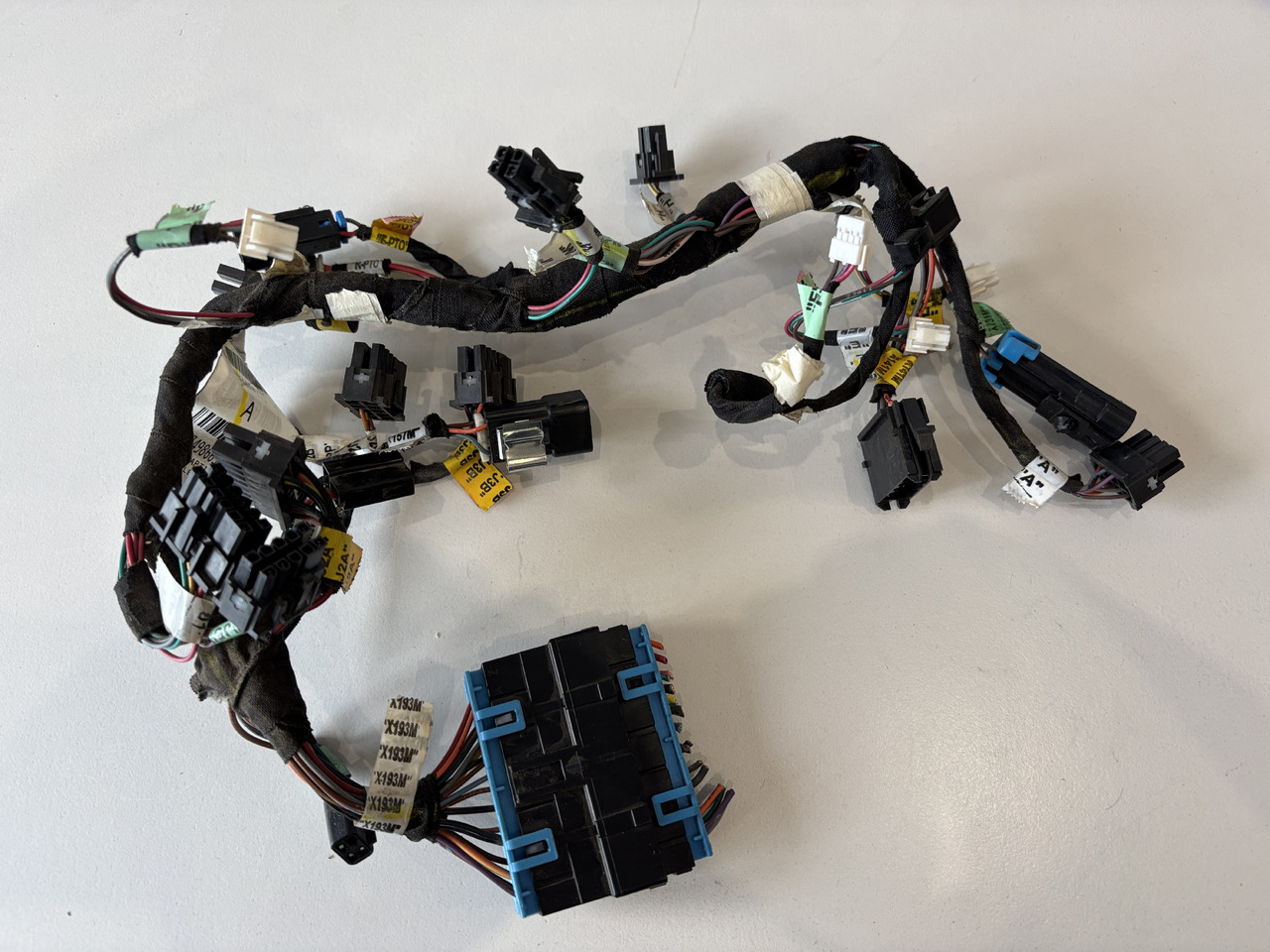 John Deere seria 6000 7000 8000 R - wiązka el. podłokietnika CommandARM RE566687 - Кабелі/ Дроти в категорії Сільськогосподарська техніка: фото 1 John Deere seria 6000 7000 8000 R - wiązka el. podłokietnika CommandARM RE566687 - Кабелі/ Дроти в категорії Сільськогосподарська техніка: фото 1