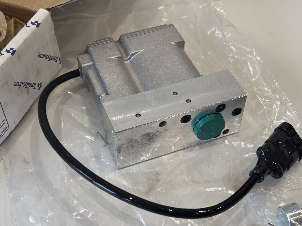 MERLO Cewka Elektrozawór Wysuwu Ramienia 086555 - Гідравлічний клапан в категорії Вантажно-розвантажувальна техніка: фото 1 MERLO Cewka Elektrozawór Wysuwu Ramienia 086555 - Гідравлічний клапан в категорії Вантажно-розвантажувальна техніка: фото 1