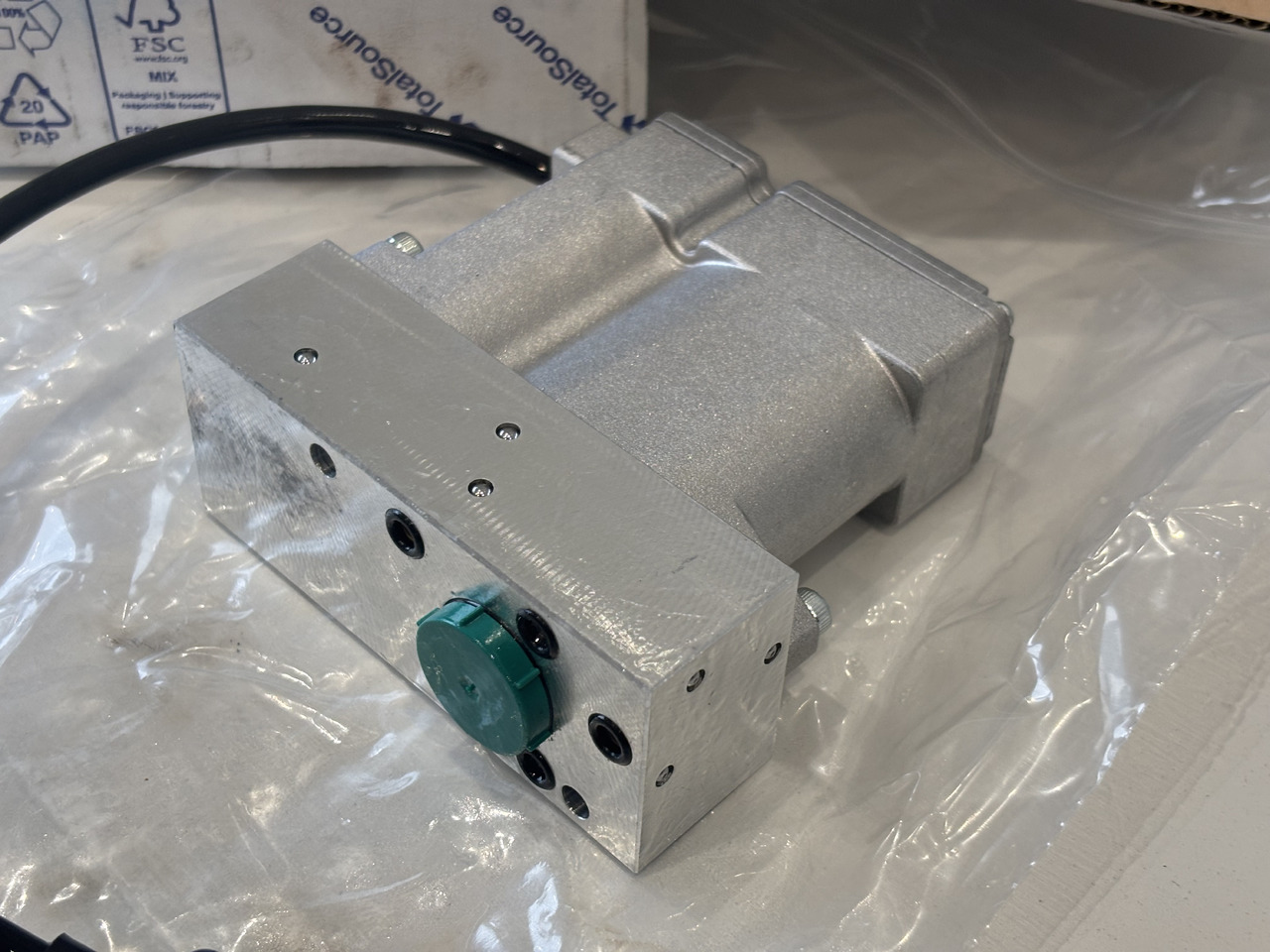 MERLO Cewka Elektrozawór Wysuwu Ramienia 086555 - Гідравлічний клапан в категорії Вантажно-розвантажувальна техніка: фото 2 MERLO Cewka Elektrozawór Wysuwu Ramienia 086555 - Гідравлічний клапан в категорії Вантажно-розвантажувальна техніка: фото 2