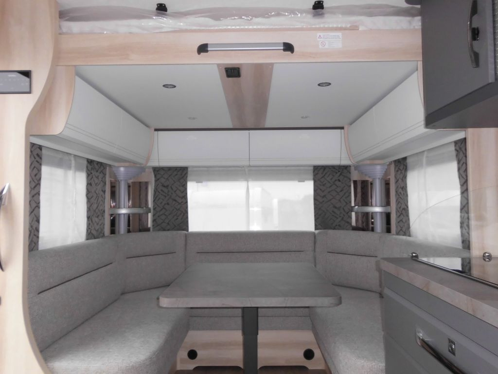 Hobby De Luxe 515 UHL 2025 2000kg. AUTARK AMBIENTE Hobby De Luxe 515 UHL mit Extras, Lagerabverkauf! - Причіп дача: фото 1 Hobby De Luxe 515 UHL 2025 2000kg. AUTARK AMBIENTE Hobby De Luxe 515 UHL mit Extras, Lagerabverkauf! - Причіп дача: фото 1