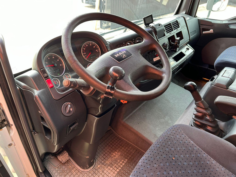 Бортова вантажівка/ Платформа, Вантажівка з маніпулятором MAN TGL 8.180 4x2 PK 4200 YEAR 2013 / PLATFORM L=3710 mm: фото 16