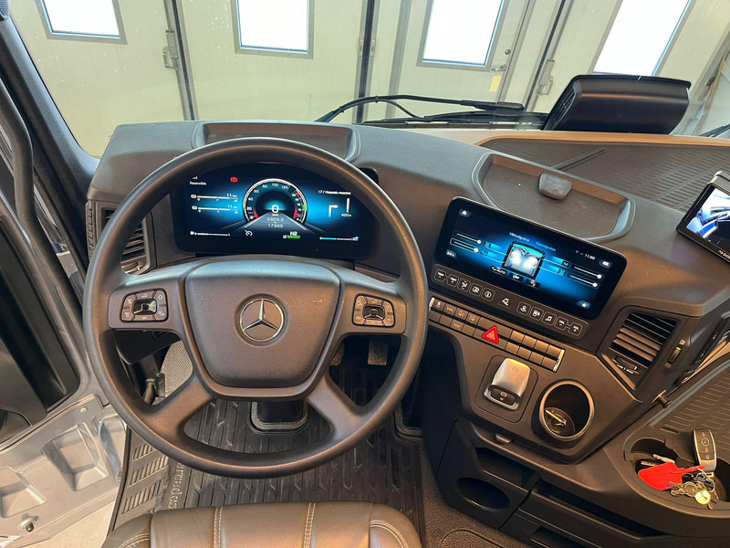 Interior photo 2: Коневоз Mercedes-Benz Actros 2551 STX 6x2*4