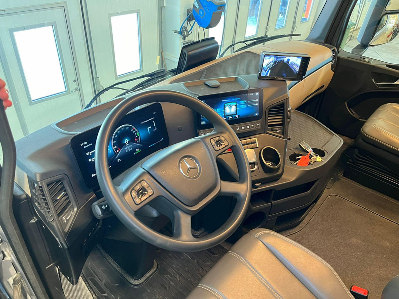 Interior photo 1: Коневоз Mercedes-Benz Actros 2551 STX 6x2*4