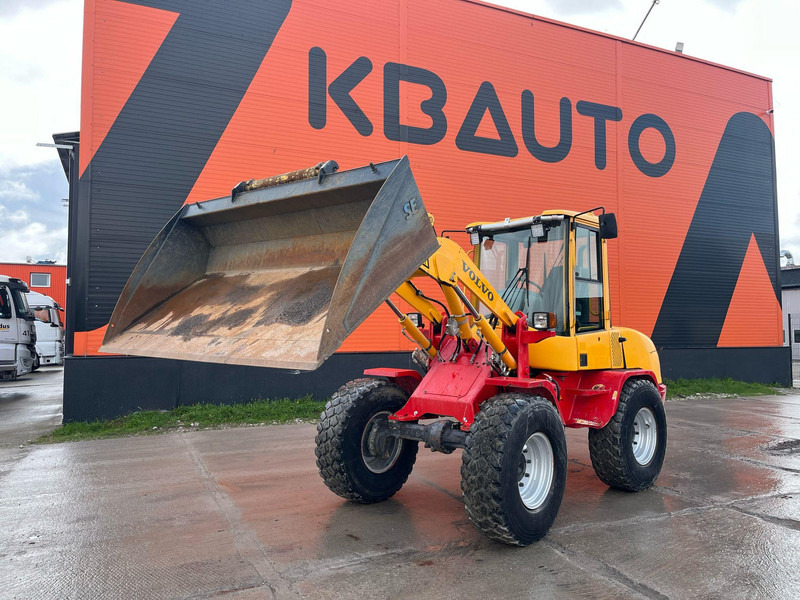 Volvo L 30 B-Z/X 4x4 AC / QUICK COUPLER / BUCKET + FORKS - Колісний навантажувач: фото 1 Volvo L 30 B-Z/X 4x4 AC / QUICK COUPLER / BUCKET + FORKS - Колісний навантажувач: фото 1