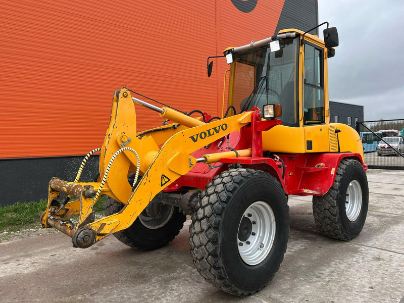 Volvo L 30 B-Z/X 4x4 AC / QUICK COUPLER / BUCKET + FORKS - Колісний навантажувач: фото 3 Volvo L 30 B-Z/X 4x4 AC / QUICK COUPLER / BUCKET + FORKS - Колісний навантажувач: фото 3