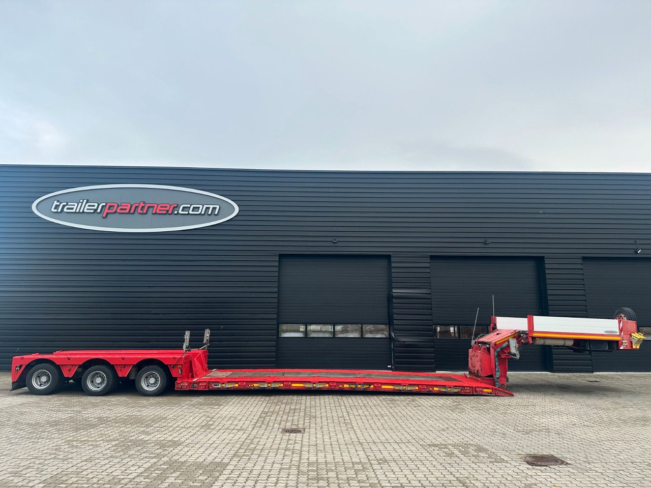 Faymonville 3 achs Tiefbett 300 mm Faymonville Megamax 3 achs Tiefbett 300 mm - Низькорамна платформа напівпричіп: фото 1 Faymonville 3 achs Tiefbett 300 mm Faymonville Megamax 3 achs Tiefbett 300 mm - Низькорамна платформа напівпричіп: фото 1