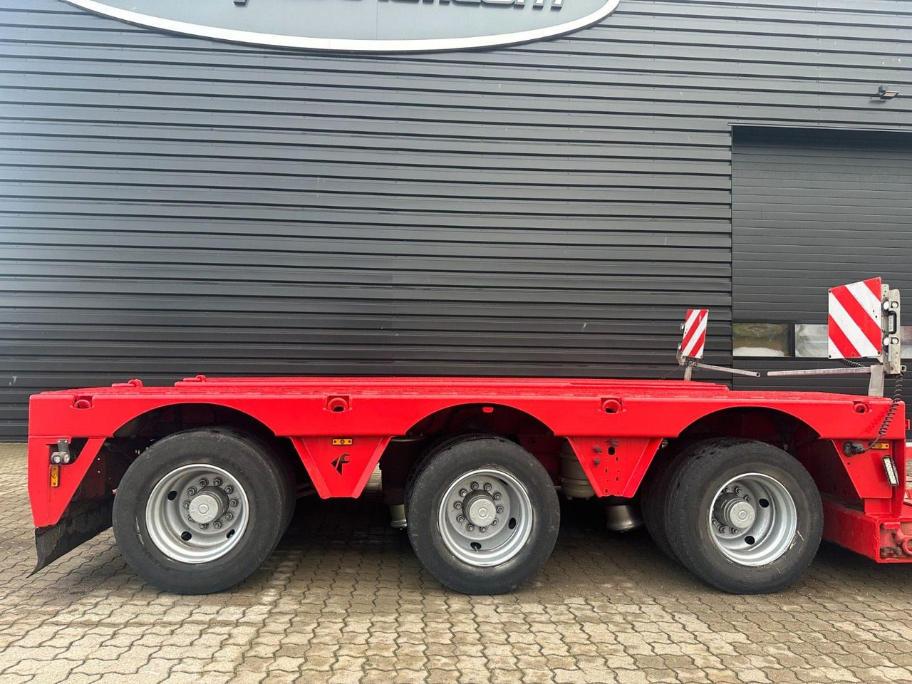 Faymonville 3 achs Tiefbett 300 mm Faymonville Megamax 3 achs Tiefbett 300 mm - Низькорамна платформа напівпричіп: фото 3 Faymonville 3 achs Tiefbett 300 mm Faymonville Megamax 3 achs Tiefbett 300 mm - Низькорамна платформа напівпричіп: фото 3