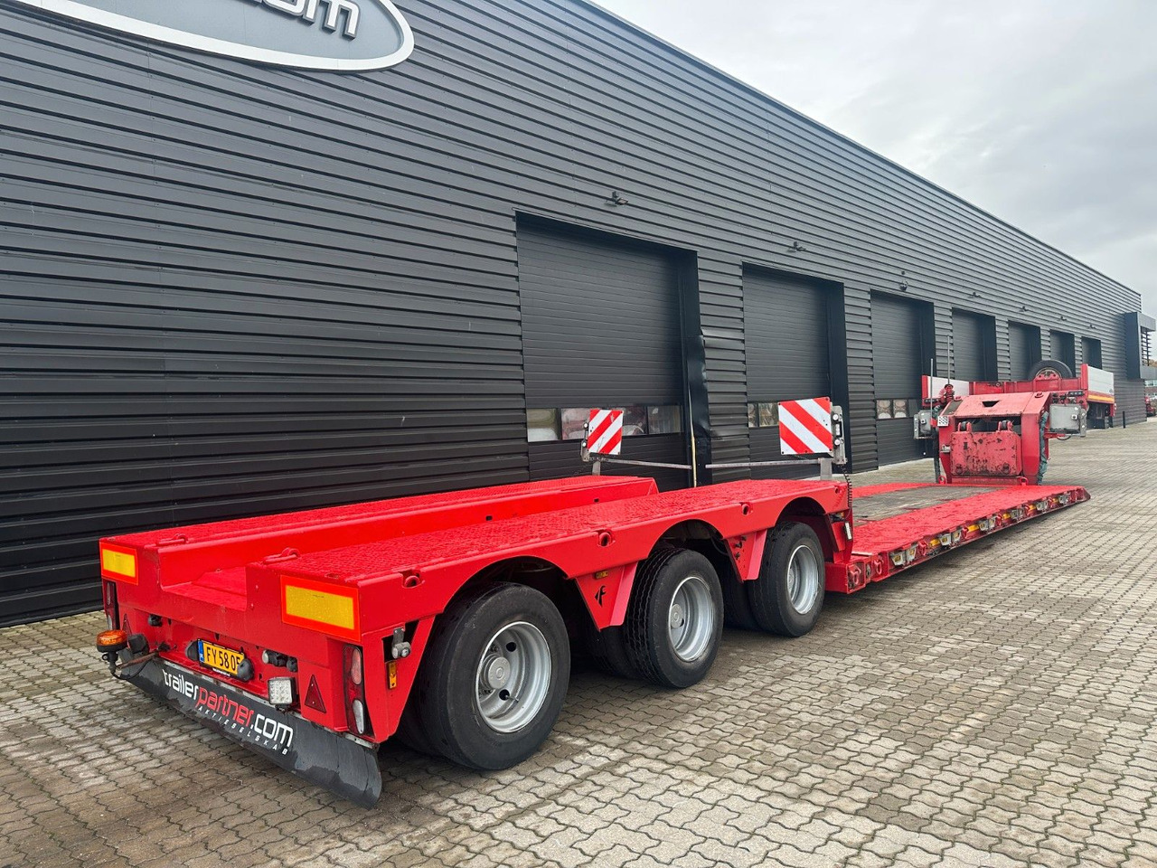 Faymonville 3 achs Tiefbett 300 mm Faymonville Megamax 3 achs Tiefbett 300 mm - Низькорамна платформа напівпричіп: фото 2 Faymonville 3 achs Tiefbett 300 mm Faymonville Megamax 3 achs Tiefbett 300 mm - Низькорамна платформа напівпричіп: фото 2