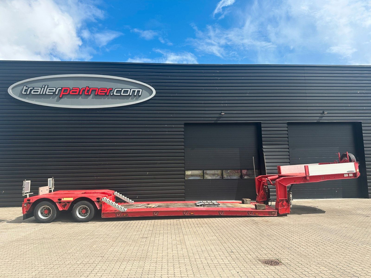 Faymonville Megamax 2 achs. tiefbett - Низькорамна платформа напівпричіп: фото 1 Faymonville Megamax 2 achs. tiefbett - Низькорамна платформа напівпричіп: фото 1