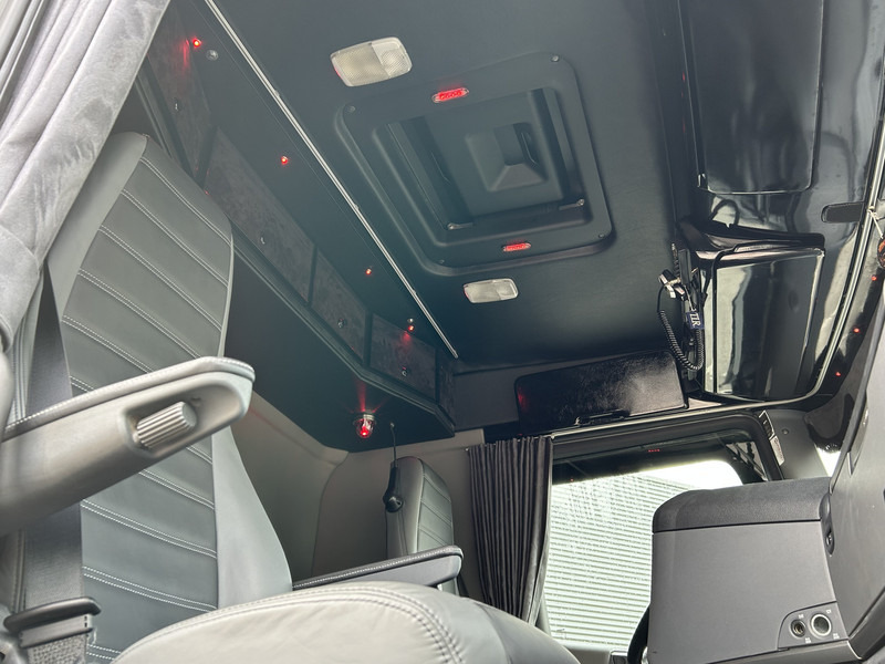 Тягач Scania R520 V8 / Showtruck / Buffl Special Interior / Vol Lucht / Retarder: фото 15