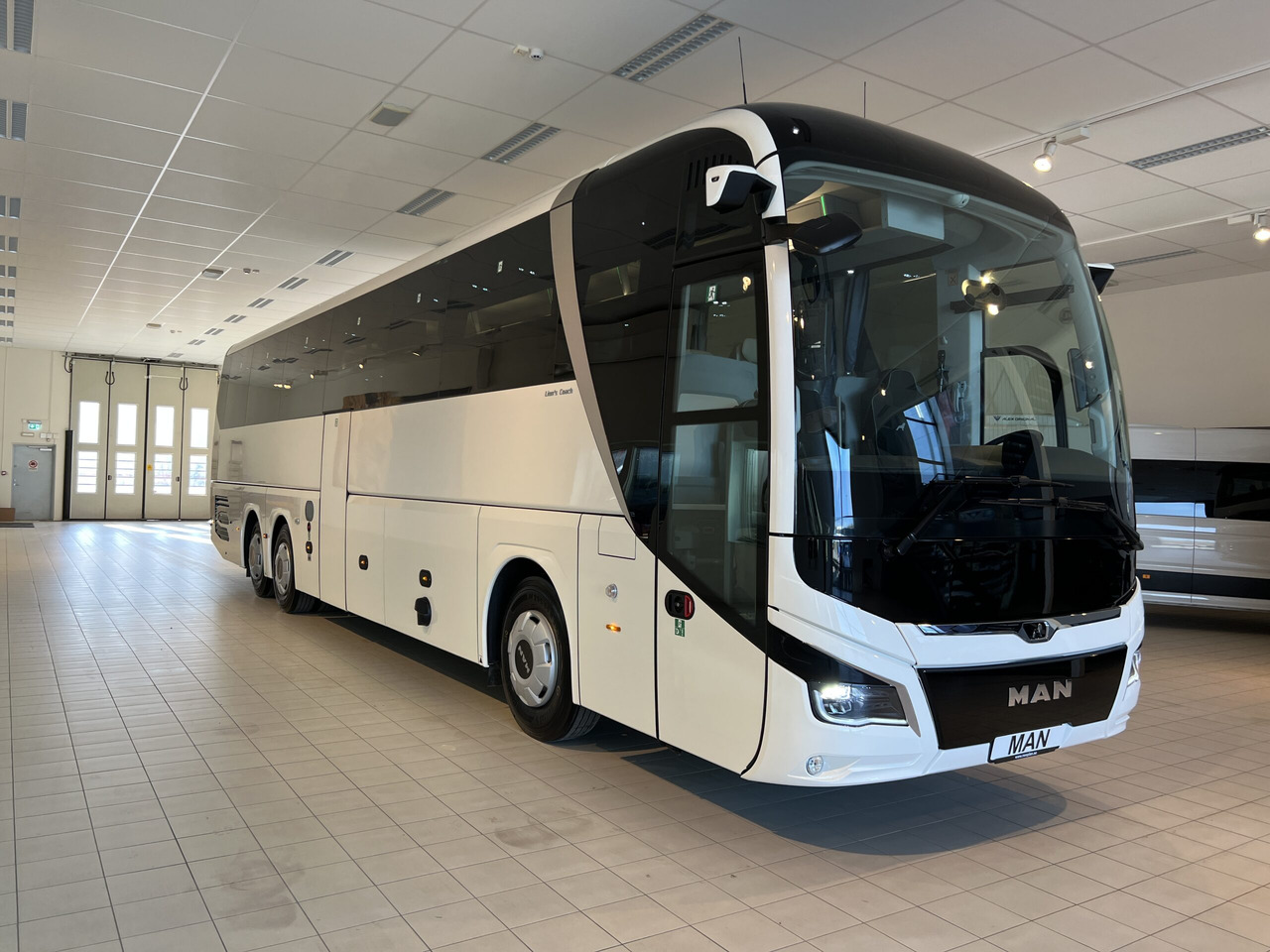 MAN Lions Coach R08 Euro 6E (Dark Edition) - Туристичний автобус: фото 1 MAN Lions Coach R08 Euro 6E (Dark Edition) - Туристичний автобус: фото 1
